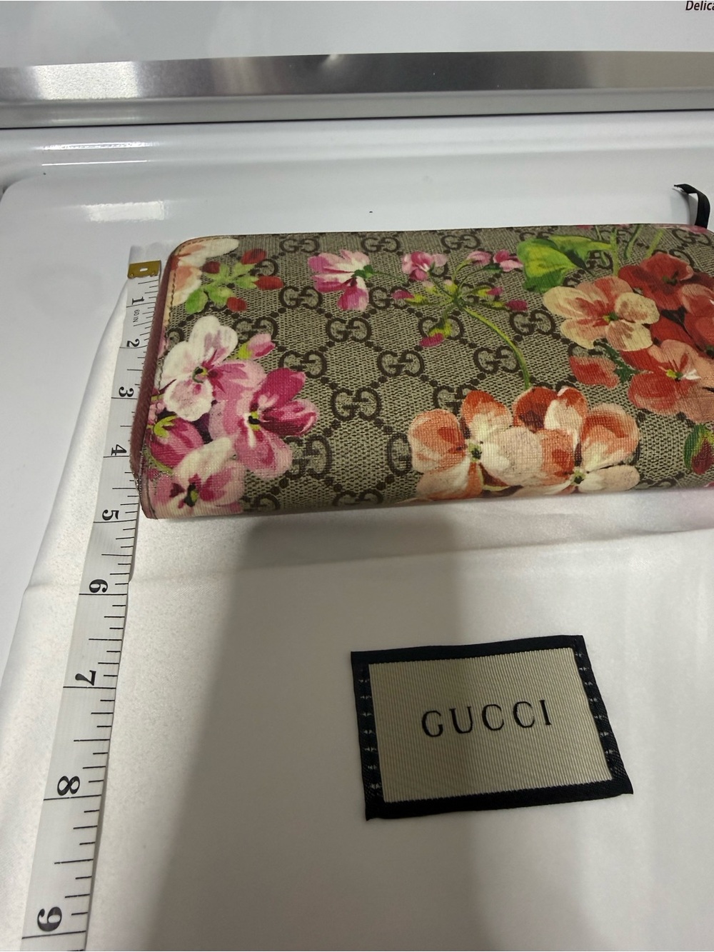 Gucci Floral GG Supreme Zip Around Wallet in Beige with Pink and Green Flowers - Picture 4 of 9